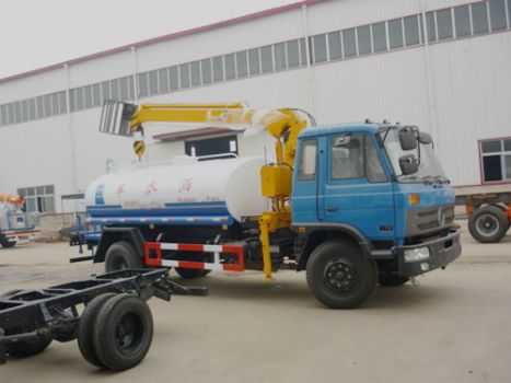 随车吊洒水车图片