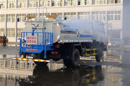 东风多利卡6-8立方洒水车图片