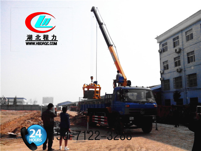 东风牌随车吊配夹砖机_东风随车吊夹砖车_程力6.3吨抱砖用随车吊图片