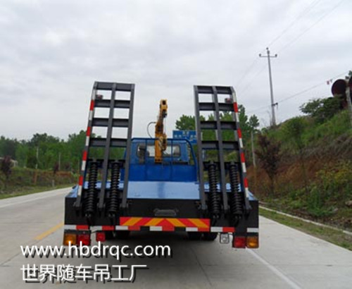 东风单桥随车起重带平板运输车图片
