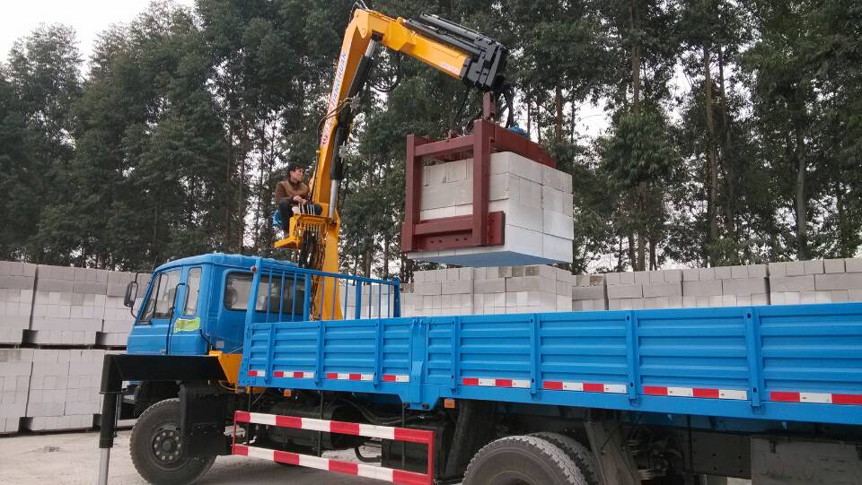 6.3吨折臂式随车吊配夹砖机（抱砖机）图片