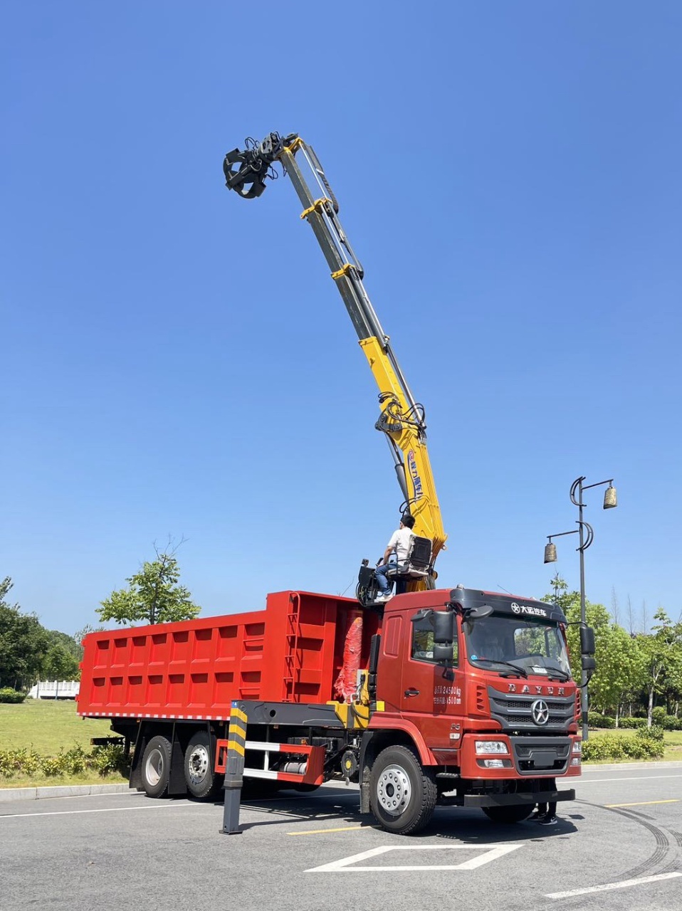 大运提升桥抓斗式垃圾车图片