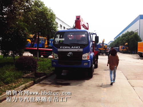 停在公司里准备等待客户取车的随车吊 停在公司里准备等待客户取车的随车吊